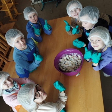 2 klasės mokiniai lietuvių kalbos ir literatūros pamokose susipažino, kas yra sveika mityba, kokie produktai sveiki, kaip pasirinkti maisto produktus kasdien. Aptarė maisto piramidę. Susipažino su taisyklingu receptų aprašymu.