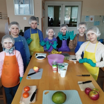 2 klasės mokiniai lietuvių kalbos ir literatūros pamokose susipažino, kas yra sveika mityba, kokie produktai sveiki, kaip pasirinkti maisto produktus kasdien. Aptarė maisto piramidę. Susipažino su taisyklingu receptų aprašymu.