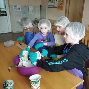 2 klasės mokiniai lietuvių kalbos ir literatūros pamokose susipažino, kas yra sveika mityba, kokie produktai sveiki, kaip pasirinkti maisto produktus kasdien. Aptarė maisto piramidę. Susipažino su taisyklingu receptų aprašymu.