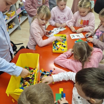 Draugystė - tai pilis, kurios sienos statytos iš juoko, stogo plytelės - iš smagių prisiminimų, o durys visada atviros šiltiems pokalbiams