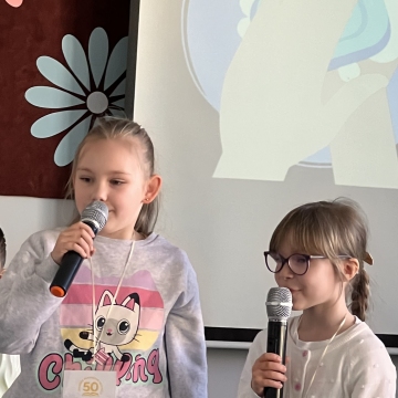 Kovo 27 dieną Jungėnuose vykusioje respublikinėje 1–4 klasių mokinių konferencijoje „Bendraukime – sužinokime 2“ mūsų mokyklai atstovavo pirmokės Andrėja ir Andžela