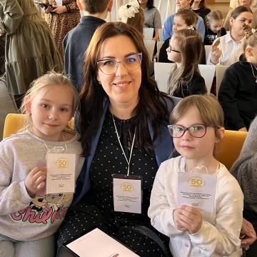 Kovo 27 dieną Jungėnuose vykusioje respublikinėje 1–4 klasių mokinių konferencijoje „Bendraukime – sužinokime 2“ mūsų mokyklai atstovavo pirmokės Andrėja ir Andžela