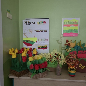 Mūsų progimnazijos mažiausieji mokiniai prasmingai paminėjo Lietuvos valstybės atkūrimo dieną.