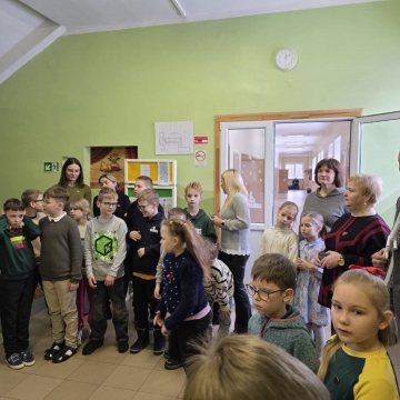 Mūsų progimnazijos mažiausieji mokiniai prasmingai paminėjo Lietuvos valstybės atkūrimo dieną.