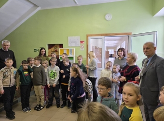 Mūsų progimnazijos mažiausieji mokiniai prasmingai paminėjo Lietuvos valstybės atkūrimo dieną.