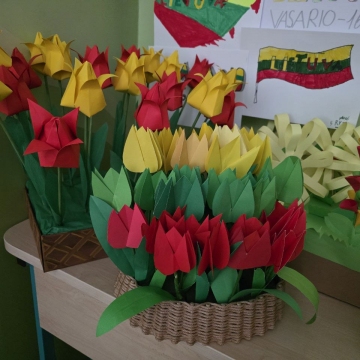 Mūsų progimnazijos mažiausieji mokiniai prasmingai paminėjo Lietuvos valstybės atkūrimo dieną.