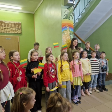 Mūsų progimnazijos mažiausieji mokiniai prasmingai paminėjo Lietuvos valstybės atkūrimo dieną.