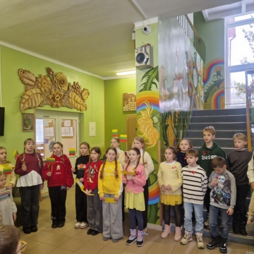 Mūsų progimnazijos mažiausieji mokiniai prasmingai paminėjo Lietuvos valstybės atkūrimo dieną.