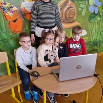 Paruošiamukai: Andžela Poteliūnaitė, Damilė Bulevičiūtė, Jokūbas Morozas, Ąžuolas Jablonskis ir Nojus Jasaitis dalyvavo nuotolinėje konferencijoje ,,Lietuvos miestai.