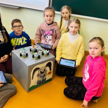 Progimnazijos 3–4 klasių mokiniai dalyvavo karjeros ugdymo pamokoje, kurioje buvo įtrauktos LEGO robotikos veiklos