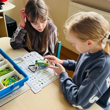 Progimnazijos 3–4 klasių mokiniai dalyvavo karjeros ugdymo pamokoje, kurioje buvo įtrauktos LEGO robotikos veiklos