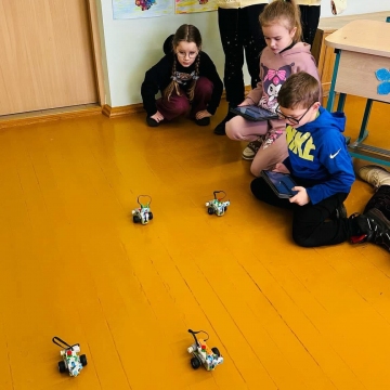 Progimnazijos 3–4 klasių mokiniai dalyvavo karjeros ugdymo pamokoje, kurioje buvo įtrauktos LEGO robotikos veiklos