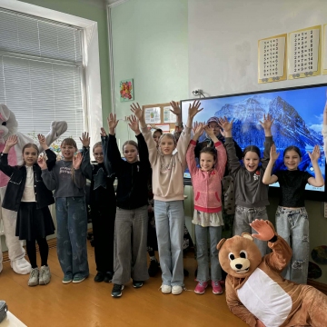 Progimnazijos mažuosius netikėtai aplankė Zuikis Išdykėlis su savo draugu Meškiu!