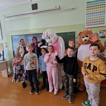 Progimnazijos mažuosius netikėtai aplankė Zuikis Išdykėlis su savo draugu Meškiu!