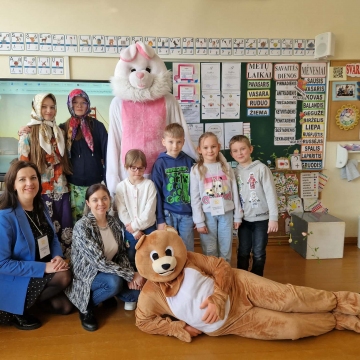Progimnazijos mažuosius netikėtai aplankė Zuikis Išdykėlis su savo draugu Meškiu!