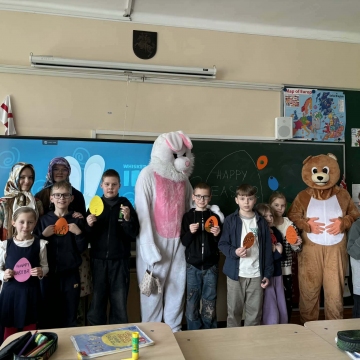 Progimnazijos mažuosius netikėtai aplankė Zuikis Išdykėlis su savo draugu Meškiu!