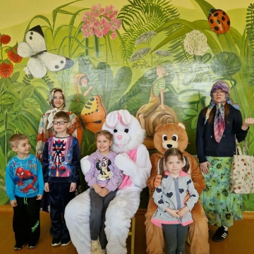 Progimnazijos mažuosius netikėtai aplankė Zuikis Išdykėlis su savo draugu Meškiu!