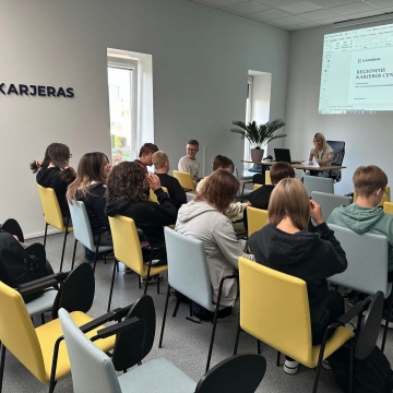 Rugsėjo 23 d. 8 klasės mokiniai, lydimi karjeros specialistės, lankėsi regioniniame karjeros centre “Karjeras”