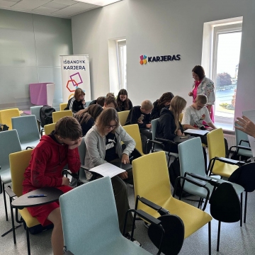 Rugsėjo 23 d. 8 klasės mokiniai, lydimi karjeros specialistės, lankėsi regioniniame karjeros centre “Karjeras”