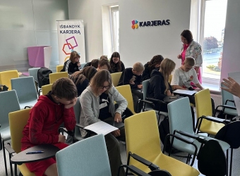 Rugsėjo 23 d. 8 klasės mokiniai, lydimi karjeros specialistės, lankėsi regioniniame karjeros centre “Karjeras”