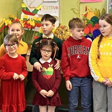 Saulėtą kovo 10-osios popietę visi susibūrė bendrai veiklai: užbaigti Lietuvių kalbos savaitę, prisiminti gimtosios šalies istoriją, pasidžiaugti, kad gyvename laisvoje Lietuvoje.