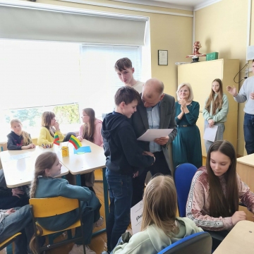 Saulėtą kovo 10-osios popietę visi susibūrė bendrai veiklai: užbaigti Lietuvių kalbos savaitę, prisiminti gimtosios šalies istoriją, pasidžiaugti, kad gyvename laisvoje Lietuvoje.