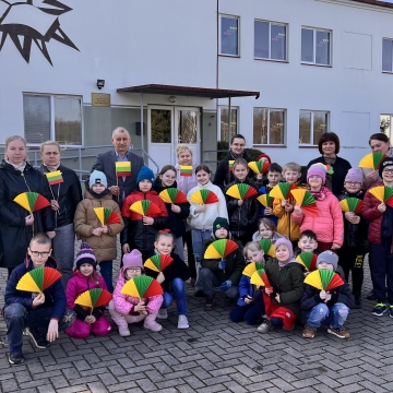 Saulėtą kovo 10-osios popietę visi susibūrė bendrai veiklai: užbaigti Lietuvių kalbos savaitę, prisiminti gimtosios šalies istoriją, pasidžiaugti, kad gyvename laisvoje Lietuvoje.