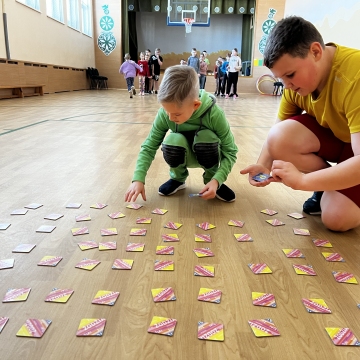 Š.m. kovo 6 dieną progimnazijos pradinukai dalyvavo fizinio ugdymo pamokoje, kurios metu aktyviai varžėsi žaisdami estafetes, kartojo svarbiausius Lietuvos simbolius. Fizinio ugdymo pamoka skirta Kovo 11-osios paminėjimui.