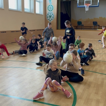 Š.m. kovo 6 dieną progimnazijos pradinukai dalyvavo fizinio ugdymo pamokoje, kurios metu aktyviai varžėsi žaisdami estafetes, kartojo svarbiausius Lietuvos simbolius. Fizinio ugdymo pamoka skirta Kovo 11-osios paminėjimui.