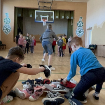 Š.m. kovo 6 dieną progimnazijos pradinukai dalyvavo fizinio ugdymo pamokoje, kurios metu aktyviai varžėsi žaisdami estafetes, kartojo svarbiausius Lietuvos simbolius. Fizinio ugdymo pamoka skirta Kovo 11-osios paminėjimui.