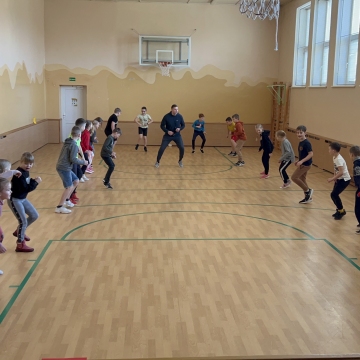 Š.m. kovo 6 dieną progimnazijos pradinukai dalyvavo fizinio ugdymo pamokoje, kurios metu aktyviai varžėsi žaisdami estafetes, kartojo svarbiausius Lietuvos simbolius. Fizinio ugdymo pamoka skirta Kovo 11-osios paminėjimui.