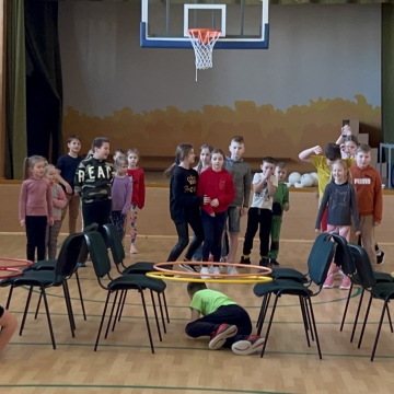 Š.m. kovo 6 dieną progimnazijos pradinukai dalyvavo fizinio ugdymo pamokoje, kurios metu aktyviai varžėsi žaisdami estafetes, kartojo svarbiausius Lietuvos simbolius. Fizinio ugdymo pamoka skirta Kovo 11-osios paminėjimui.