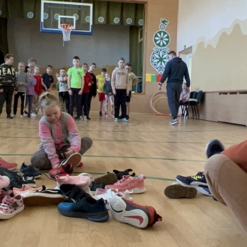 Š.m. kovo 6 dieną progimnazijos pradinukai dalyvavo fizinio ugdymo pamokoje, kurios metu aktyviai varžėsi žaisdami estafetes, kartojo svarbiausius Lietuvos simbolius. Fizinio ugdymo pamoka skirta Kovo 11-osios paminėjimui.