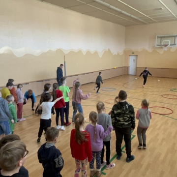 Š.m. kovo 6 dieną progimnazijos pradinukai dalyvavo fizinio ugdymo pamokoje, kurios metu aktyviai varžėsi žaisdami estafetes, kartojo svarbiausius Lietuvos simbolius. Fizinio ugdymo pamoka skirta Kovo 11-osios paminėjimui.