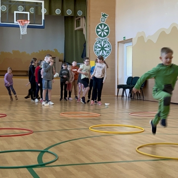Š.m. kovo 6 dieną progimnazijos pradinukai dalyvavo fizinio ugdymo pamokoje, kurios metu aktyviai varžėsi žaisdami estafetes, kartojo svarbiausius Lietuvos simbolius. Fizinio ugdymo pamoka skirta Kovo 11-osios paminėjimui.