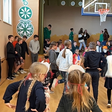 Vasarį progimazijoje šurmuliavo Užgavėnių persirengėliai. Jie šoko, linksminosi, išdykavo ir iš visų jėgų stengėsi išvyti ne tik Lašininį, bet ir užsibuvusią žiemą.