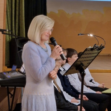 Vasario 15 d. Marijampolės sav. Želsvos progimnazijos mokytojai ir mokiniai dovanojo muzikinę - literatūrinę kompoziciją ,,Metų laikai”.
