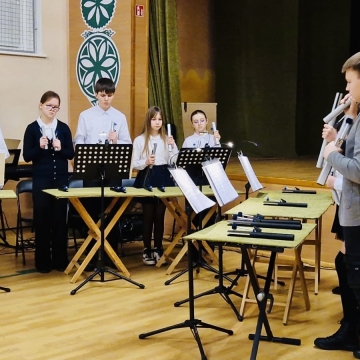 Vasario 15 d. Marijampolės sav. Želsvos progimnazijos mokytojai ir mokiniai dovanojo muzikinę - literatūrinę kompoziciją ,,Metų laikai”.