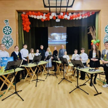 Vasario 15 d. Marijampolės sav. Želsvos progimnazijos mokytojai ir mokiniai dovanojo muzikinę - literatūrinę kompoziciją ,,Metų laikai”.