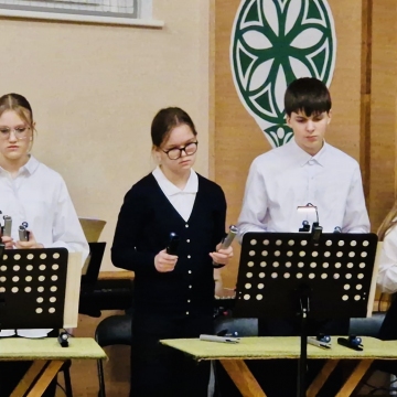 Vasario 15 d. Marijampolės sav. Želsvos progimnazijos mokytojai ir mokiniai dovanojo muzikinę - literatūrinę kompoziciją ,,Metų laikai”.