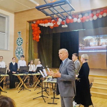 Vasario 15 d. Marijampolės sav. Želsvos progimnazijos mokytojai ir mokiniai dovanojo muzikinę - literatūrinę kompoziciją ,,Metų laikai”.