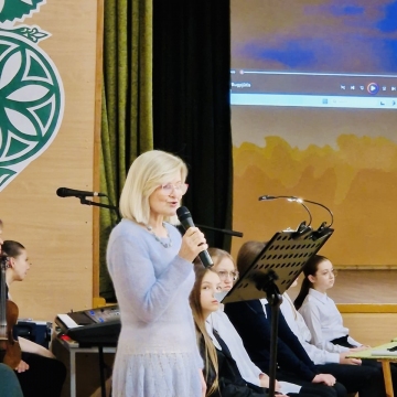 Vasario 15 d. Marijampolės sav. Želsvos progimnazijos mokytojai ir mokiniai dovanojo muzikinę - literatūrinę kompoziciją ,,Metų laikai”.