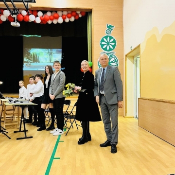 Vasario 15 d. Marijampolės sav. Želsvos progimnazijos mokytojai ir mokiniai dovanojo muzikinę - literatūrinę kompoziciją ,,Metų laikai”.